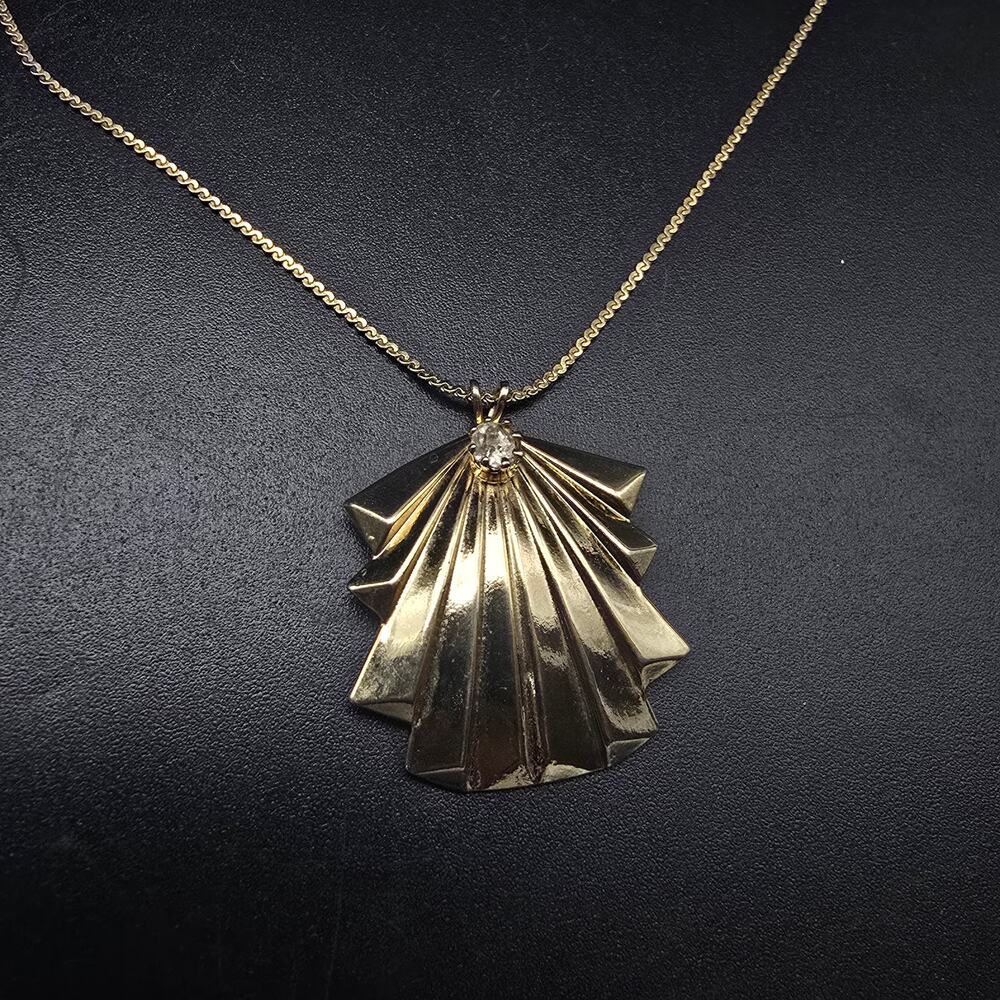 Gold Tone Sea Shell Pendant Necklace Clam Shell Vintage Costume Jewelry